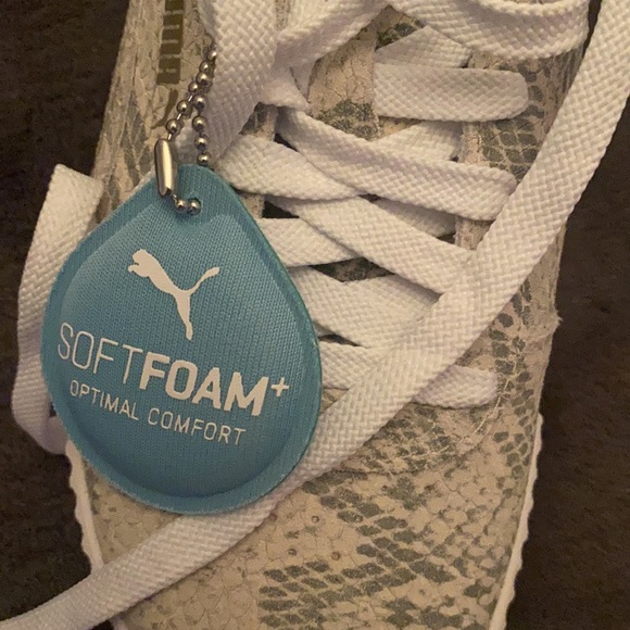 PUMA never been worn size 6 sneakers - Picture 2 of 3